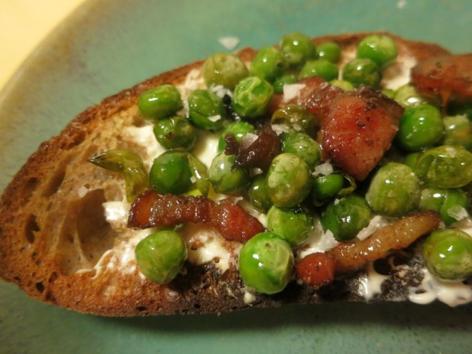 Toast with cream cheese, peas and bacon