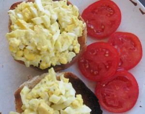 egg salad on bagel