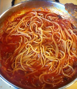making one pot pasta with spaghetti and red sauce